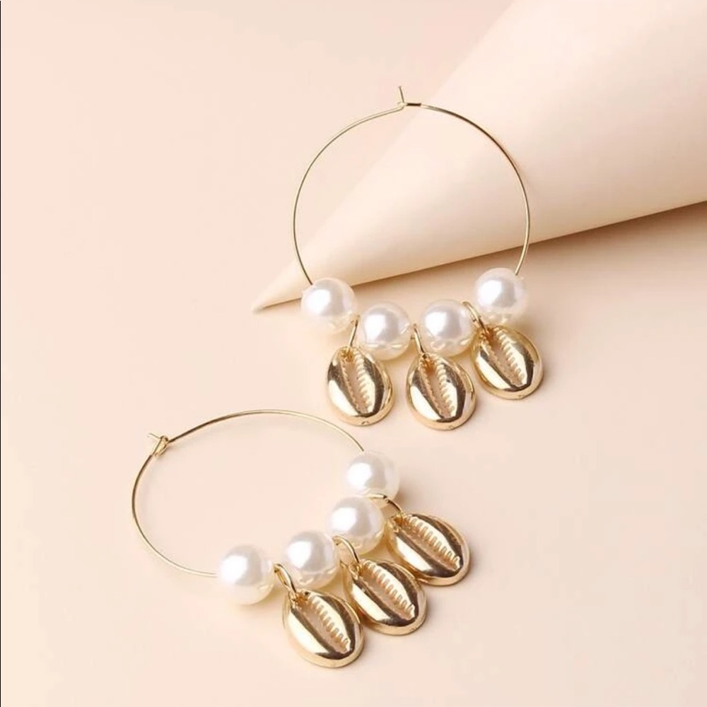 Bohemian Mermaid Pearl Seashell gold hoop earrings - Picture 5 of 5
